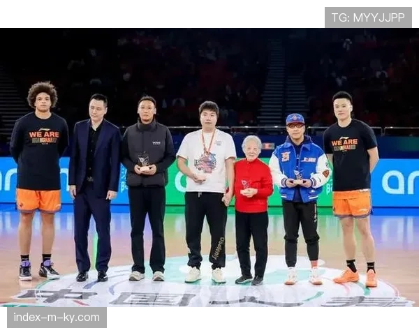 上海男篮豪取八连胜 凭借首节33比8攻势大胜青岛登顶积分榜